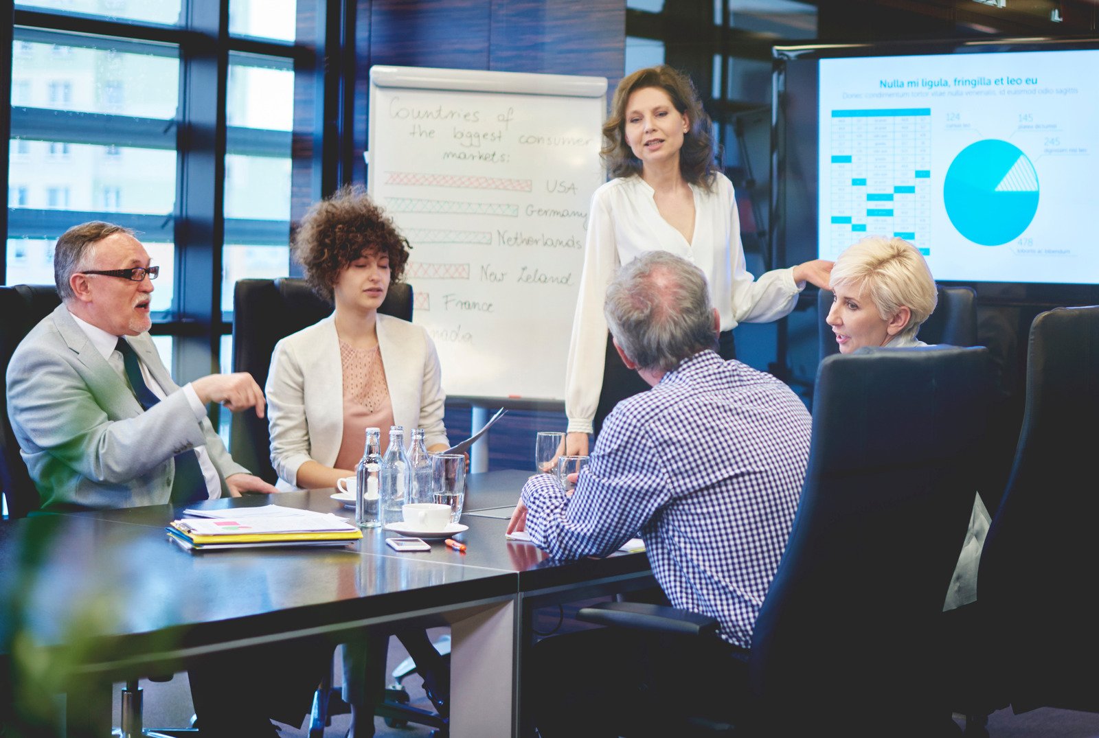 Equipe empresarial em reunião colaborativa