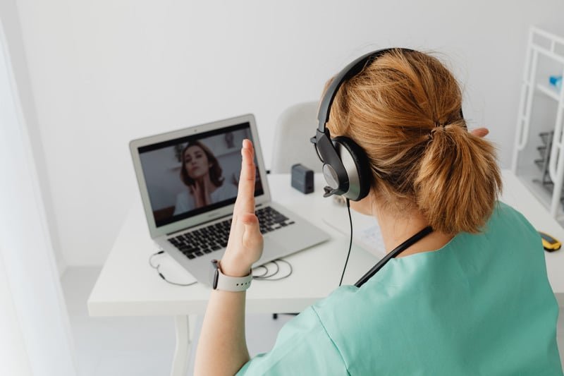 Profissional de saúde em atendimento online humanizado