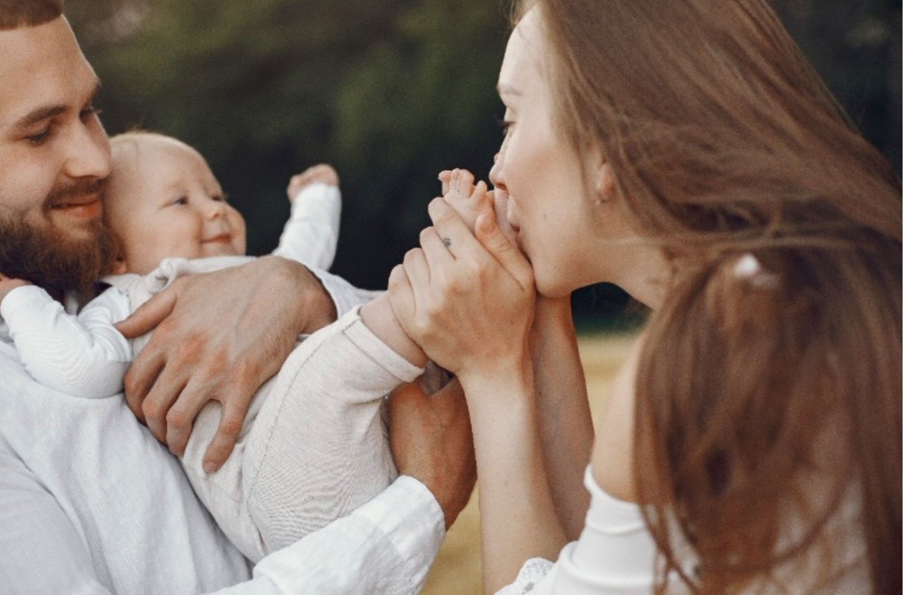Família com bebê em momento de carinho e cuidado